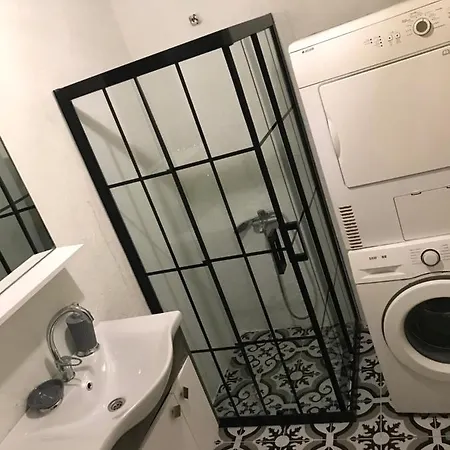 Apartment Cadde Uzeri,6. Kat, Asansorlu Ve Metroya Cok Yakin Istanbul