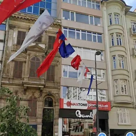 Cadde Uzeri,6. Kat, Asansorlu Ve Metroya Cok Yakin Apartment