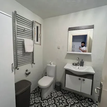 Apartment Cadde Uzeri,6. Kat, Asansorlu Ve Metroya Cok Yakin Istanbul